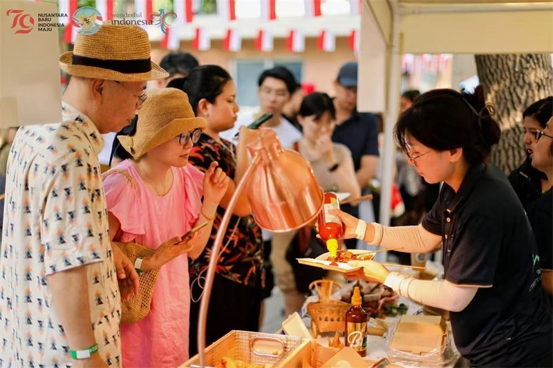 游客品嘗傳統(tǒng)印尼美食。
