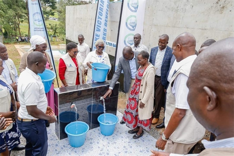 肯尼亞總統(tǒng)魯托考察南迪山供水項目設(shè)備運行情況。中鐵十局供圖