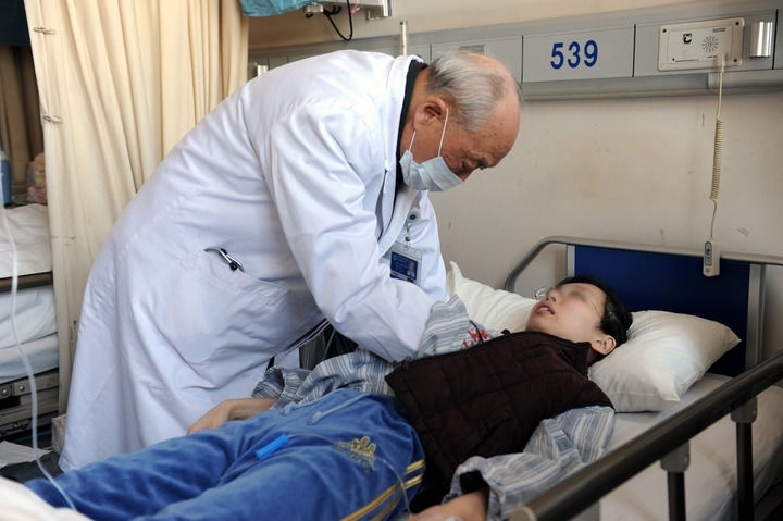 瑞金醫(yī)院終身教授王振義在上海瑞金醫(yī)院為病人看?。ㄙY料照片）。 新華社發(fā)