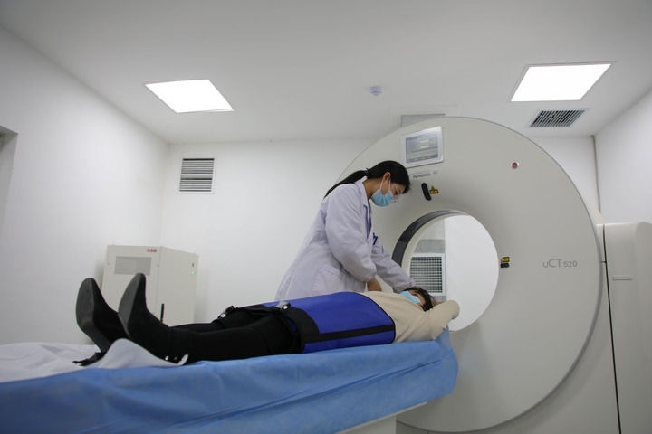 2023年3月2日，安徽省合肥市包河區(qū)煙墩街道社區(qū)衛(wèi)生服務(wù)中心的醫(yī)護(hù)人員為患者進(jìn)行CT檢查。 新華社記者 曹力 攝