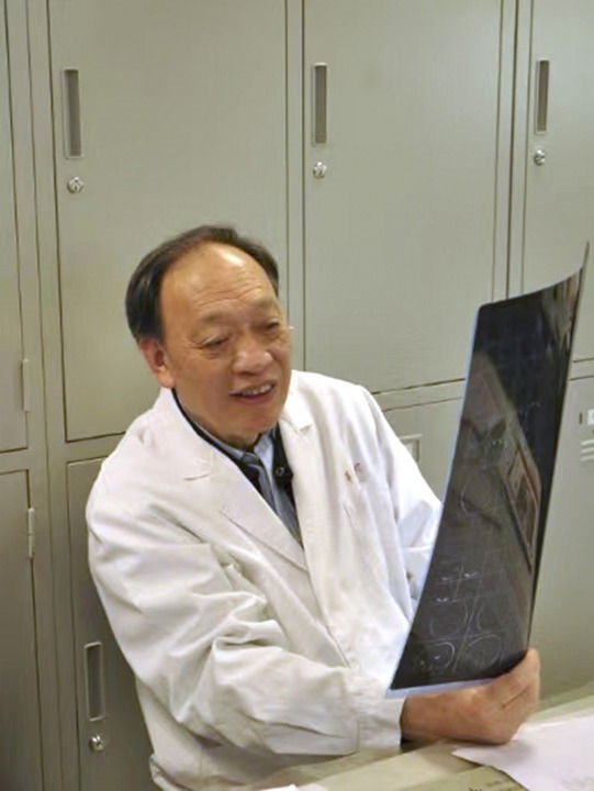 復(fù)旦大學(xué)附屬華山醫(yī)院感染科終身教授翁心華在工作（資料照片）。 新華社發(fā)