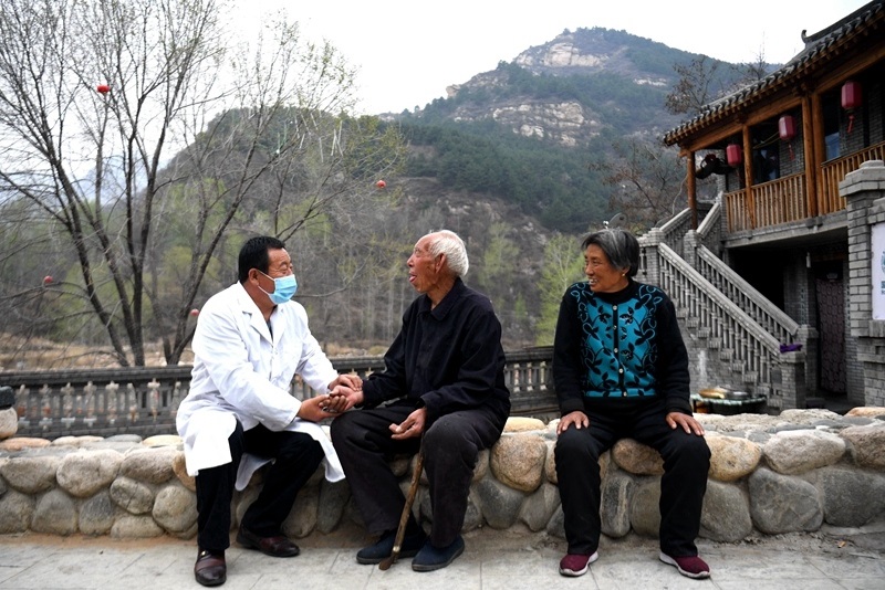 2020年4月15日，在河北阜平縣龍泉關(guān)鎮(zhèn)駱駝灣村，村醫(yī)霍建國(guó)為村民把脈。