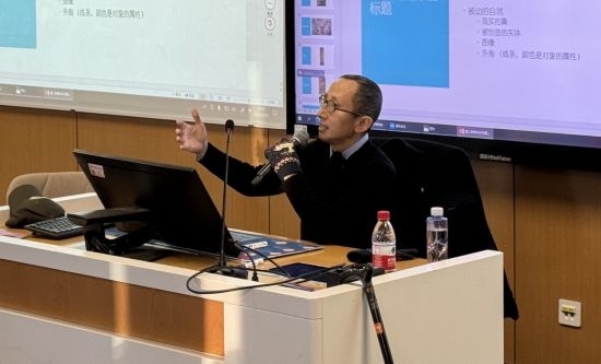 從去年秋天起，還在治療中的朱銳就堅持給本科生開課。（受訪者供圖）