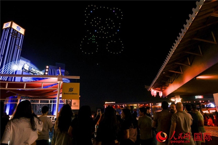 當(dāng)?shù)孛癖娪^看無(wú)人機(jī)表演。人民網(wǎng)記者 宋亦然攝