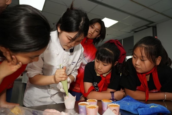 一日營首發(fā)團(tuán)探訪技能大師工作室并現(xiàn)場開展實踐體驗活動。徐匯區(qū)總工會供圖