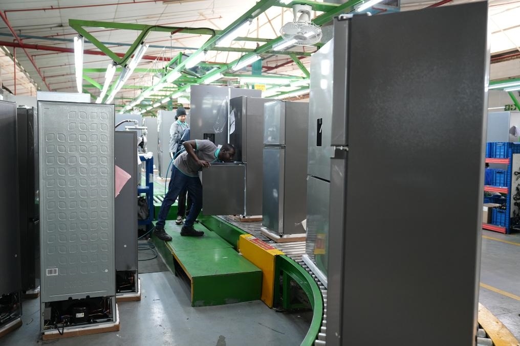 8月14日，在南非開普敦，當?shù)貑T工在海信南非工業(yè)園的冰箱生產(chǎn)線上工作。新華社記者王雷攝