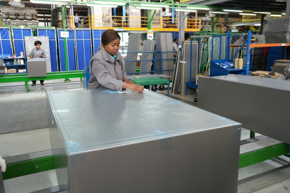 8月14日，在南非開普敦，當?shù)貑T工在海信南非工業(yè)園的冰箱生產(chǎn)線上工作。新華社記者王雷攝