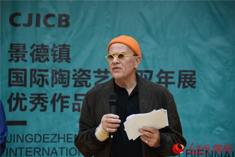 瑞典藝術(shù)家托比恩·卡爾斯博致辭。人民網(wǎng)記者 殷淼攝