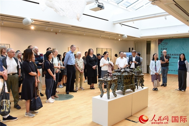 來(lái)賓參觀展覽作品。人民網(wǎng)記者 殷淼攝