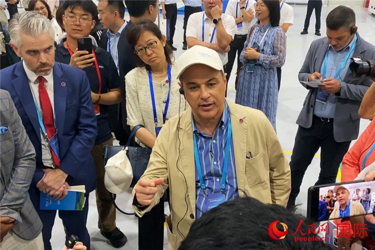 阿根廷駐華大使馬致遠(yuǎn)與億華通動力科技有限公司總經(jīng)理于民討論關(guān)切問題。人民網(wǎng) 宋歌攝