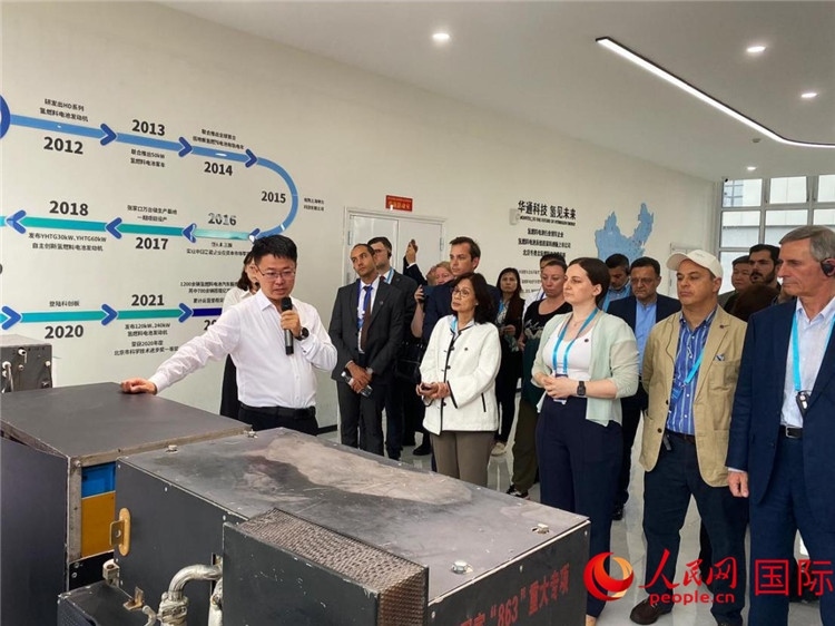 于民向駐華外交官和國際組織駐華代表介紹企業(yè)發(fā)展情況。人民網(wǎng) 宋歌攝