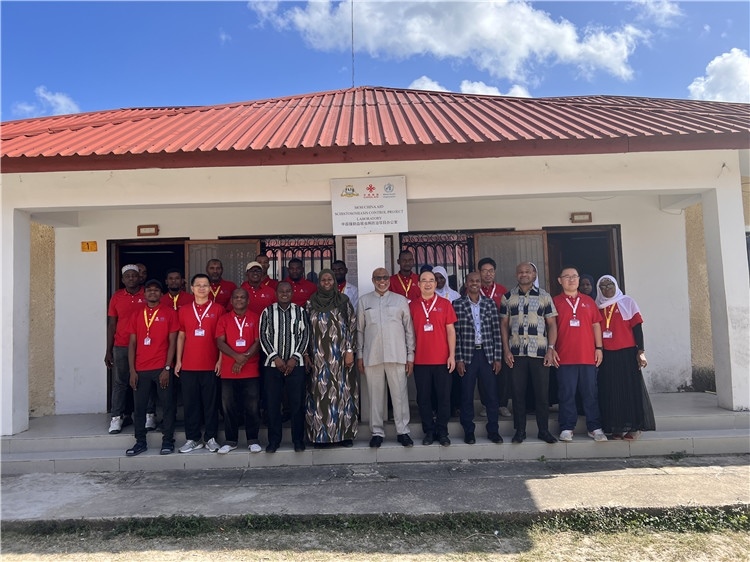 坦桑尼亞桑給巴爾衛(wèi)生部部長(zhǎng)馬茲伊與中方專家組及非方工作人員合影。專家組供圖