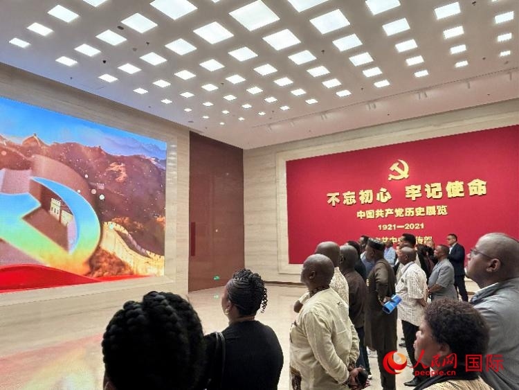 代表團(tuán)參觀“不忘初心 牢記使命”中國共產(chǎn)黨歷史展覽。人民網(wǎng) 曹欣悅攝