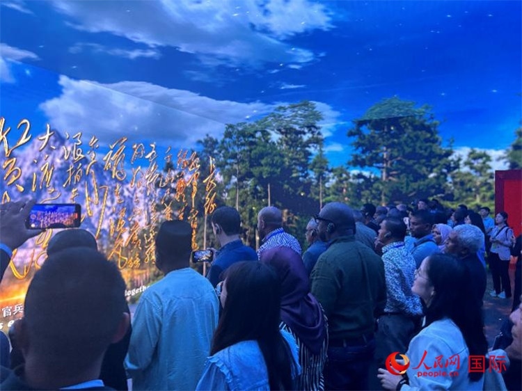 代表團(tuán)在全景影院中感受長征場景。人民網(wǎng) 曹欣悅攝