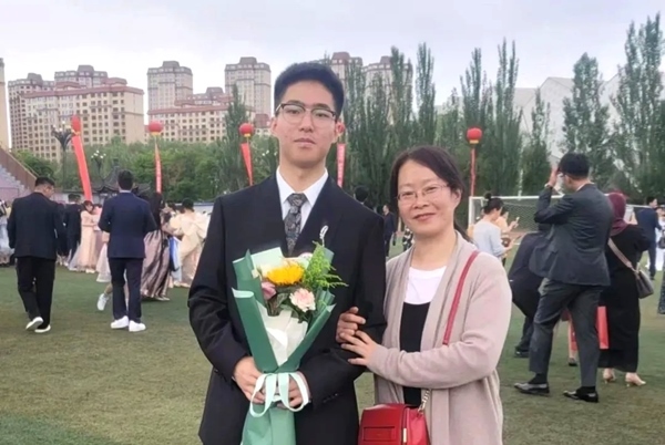 劉傲寒和媽媽合影。北航供圖