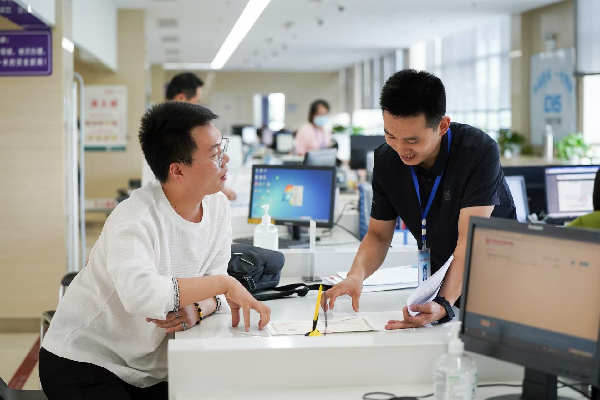 安徽省池州市市民在市政務(wù)服務(wù)大廳辦理業(yè)務(wù)。人民網(wǎng)記者 王銳攝