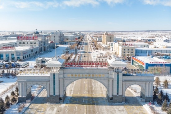 這是2024年1月31日拍攝的中國（黑龍江）自由貿(mào)易試驗區(qū)黑河片區(qū)（無人機照片）。五年來，中國（黑龍江）自由貿(mào)易試驗區(qū)將“試驗田”種成“高產(chǎn)田”，以全省萬分之三的面積，貢獻了全省約五分之一的實際使用外資和七分之一的外貿(mào)進出口，在對外合作、降低物流成本、培育特色產(chǎn)業(yè)和新業(yè)態(tài)新模式等方面深入探索，成功產(chǎn)出超過300項制度創(chuàng)新成果。