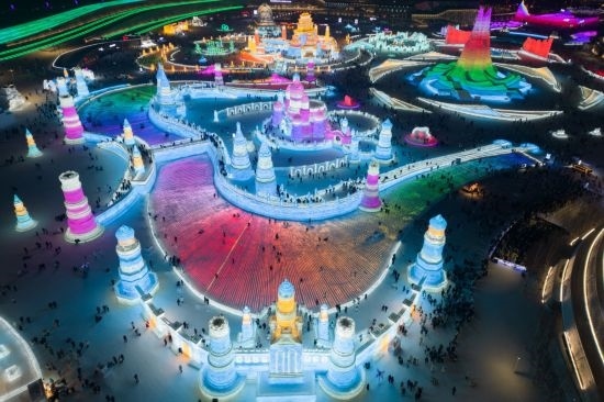 2024年1月1日，來自世界各地的游客在哈爾濱冰雪大世界園區(qū)內(nèi)游玩（無人機照片）。