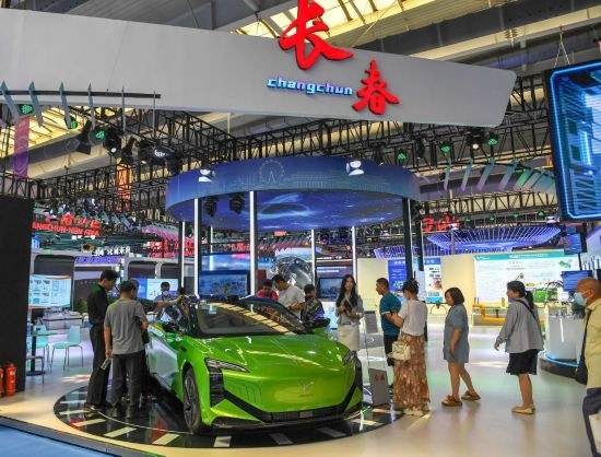 2023年8月23日，人們在第十四屆中國—東北亞博覽會上參觀一汽紅旗新能源車型。