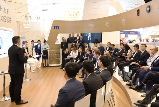 2024年6月26日，嘉賓在第十五屆夏季達沃斯論壇主會場——遼寧大連國際會議中心參與互動討論。