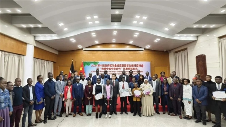 與會(huì)嘉賓和留學(xué)生們合影留念。中國駐肯尼亞大使館供圖