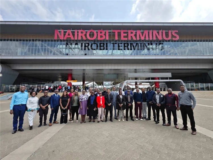 留學(xué)生們參訪中企承建的蒙內(nèi)鐵路。中國駐肯尼亞大使館供圖