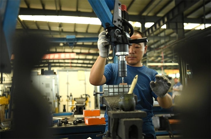 2024年7月30日，在長春吉林通用機(jī)械（集團(tuán)）有限責(zé)任公司模具裝配生產(chǎn)線，鉗工在進(jìn)行攻絲操作。近年來，吉林通用機(jī)械（集團(tuán)）有限責(zé)任公司通過數(shù)字化改造、智能化升級提高生產(chǎn)效率，提升產(chǎn)業(yè)競爭力，已成為全球鋁加工汽車輕量化零部件知名供應(yīng)商，為奧迪、大眾、寶馬、奔馳、保時捷等多家品牌主機(jī)廠供應(yīng)零件。新華社記者柳文惠攝