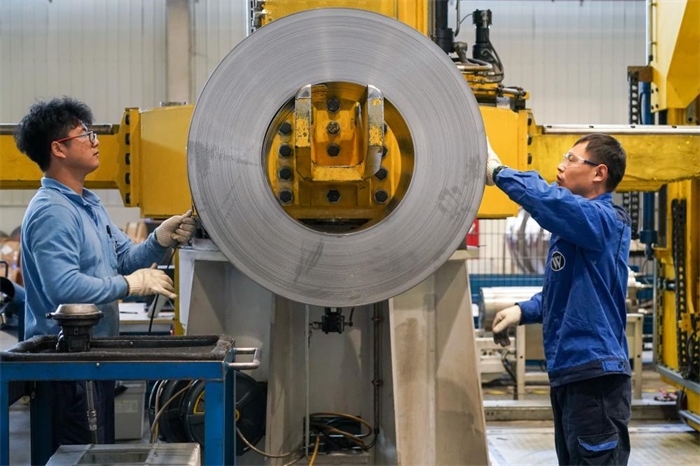 2023年3月16日，工人在位于太倉市高新區(qū)的威爾斯新材料（太倉）有限公司生產(chǎn)車間內(nèi)進(jìn)行加工作業(yè)。新華社記者李博攝