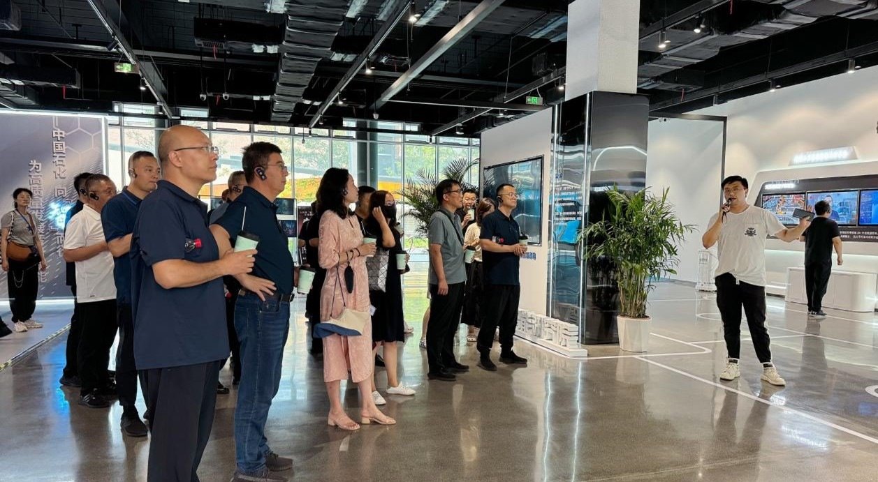 人民網(wǎng)“夢幻靈境”AI展演中心講解。人民網(wǎng) 王戰(zhàn)雄攝