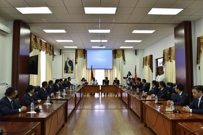 當(dāng)?shù)貢r(shí)間8月20日，圭亞那總統(tǒng)伊爾凡·阿里在圭亞那首都喬治敦鐘阿瑟會(huì)議中心會(huì)見(jiàn)了即將離任的中國(guó)（江蘇）第19期援圭亞那醫(yī)療隊(duì)。 中國(guó)（江蘇）第19期援圭亞那醫(yī)療隊(duì)供圖