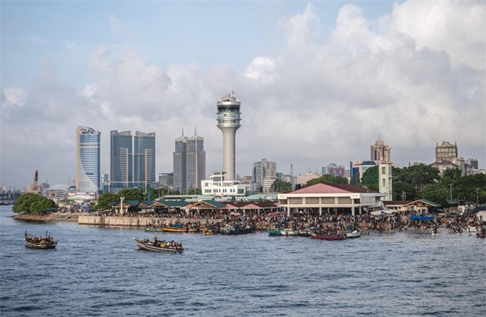 這是2023年12月29日拍攝的坦桑尼亞達(dá)累斯薩拉姆漁港。新華社記者王冠森攝