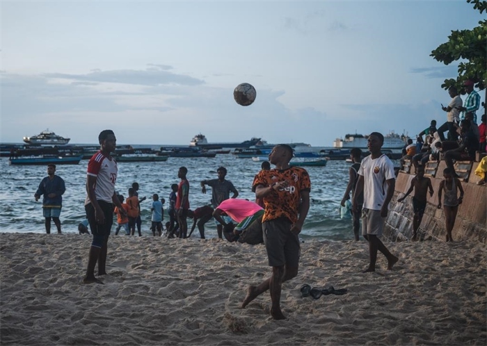 2023年12月31日，人們?cè)谔股Ｄ醽喩＝o巴爾島海濱踢球。新華社記者王冠森攝