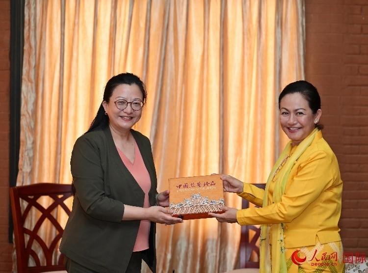 馬珈大使向岱岱楷部長贈送中國特色紀(jì)念品。人民網(wǎng)記者 謝佳君攝