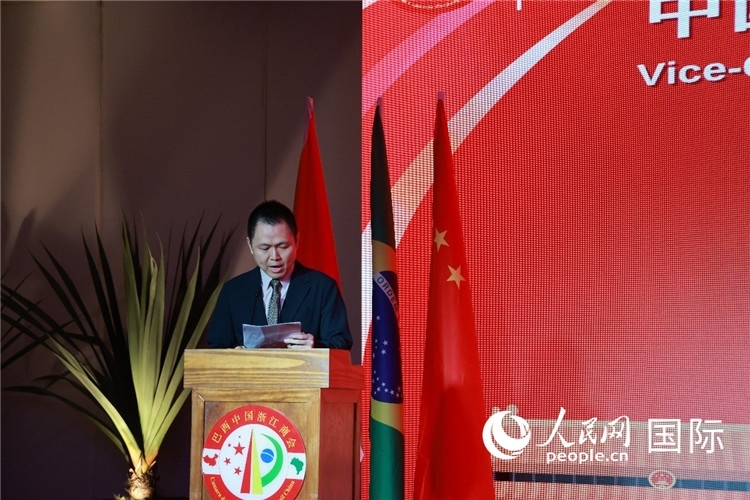 中國駐里約總領館副總領事王尉育宣讀賀電。人民網(wǎng)記者 陳海琪攝