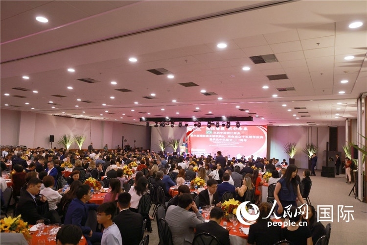 當?shù)貢r間8月24日晚，巴西中國浙江商會第六屆理監(jiān)事會就職典禮在里約熱內(nèi)盧舉行。圖為就職典禮現(xiàn)場。人民網(wǎng)記者 陳海琪攝