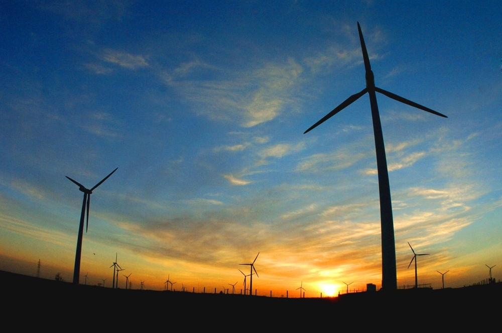 2005年，吉林省白城市通榆縣境內(nèi)幾十部風力發(fā)電機組在工作。新華社發(fā)