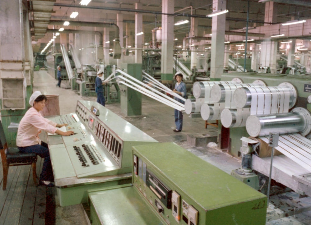 1981年，東北遼陽石油化學纖維廠抽絲車間一角。新華社發(fā)