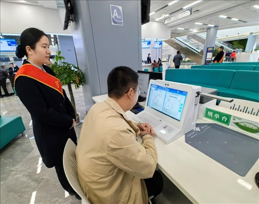 市民用電子范例填單臺錄入信息。人民網(wǎng)記者 周雯攝