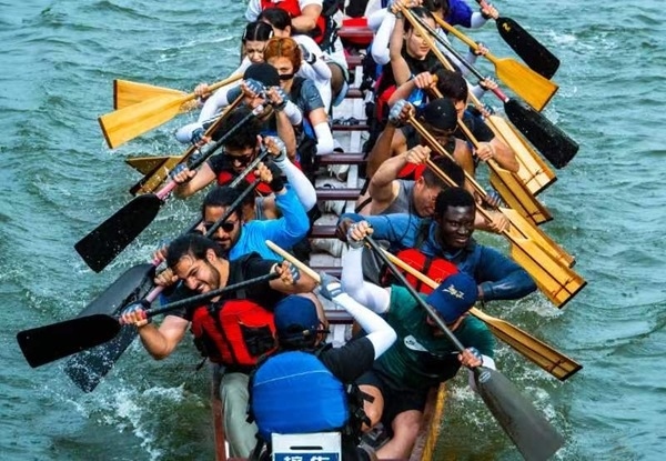 “熊貓叨叨”團隊參加龍舟比賽。