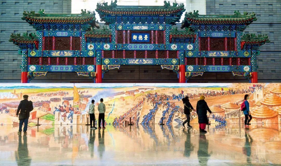 △2022年1月，觀眾在首都博物館參觀“穿越時空的大運河”數(shù)字影像展。