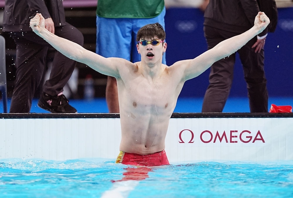 中國(guó)選手潘展樂在巴黎奧運(yùn)會(huì)游泳男子100米自由泳決賽后慶祝奪冠及打破世界紀(jì)錄（2024年7月31日攝）。新華社記者 杜宇 攝