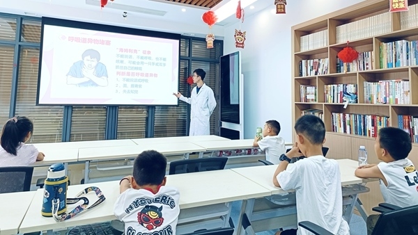 西安交通大學(xué)“筑夢醫(yī)心·護(hù)佑三農(nóng)”實(shí)踐團(tuán)開展健康科普。校方供圖