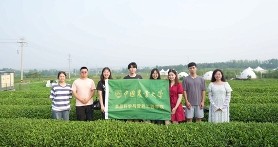 在山東日照，中國農(nóng)業(yè)大學(xué)食品學(xué)院實(shí)踐團(tuán)就農(nóng)業(yè)生產(chǎn)智能化設(shè)備、肥料選用等問題開展實(shí)地調(diào)研，并面向300余名村民陸續(xù)開展4次科普宣講。校方供圖
