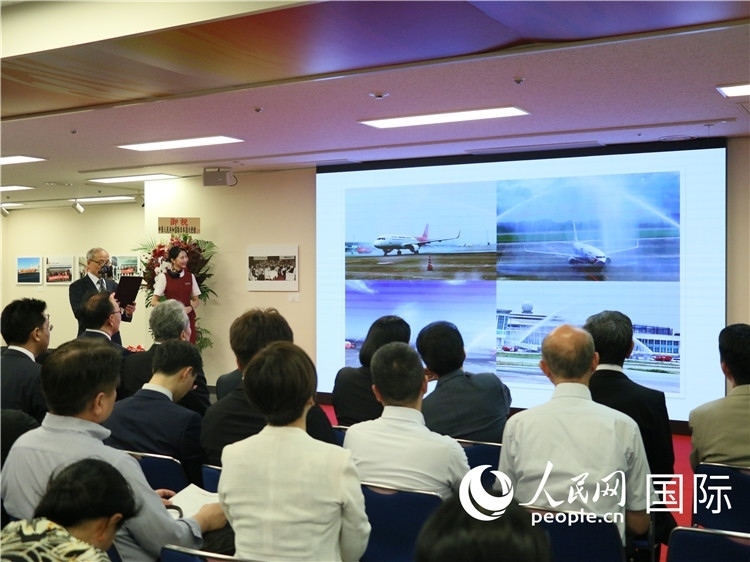 世界華人攝影聯(lián)盟副主席馮學(xué)敏現(xiàn)場點評。人民網(wǎng) 許可攝