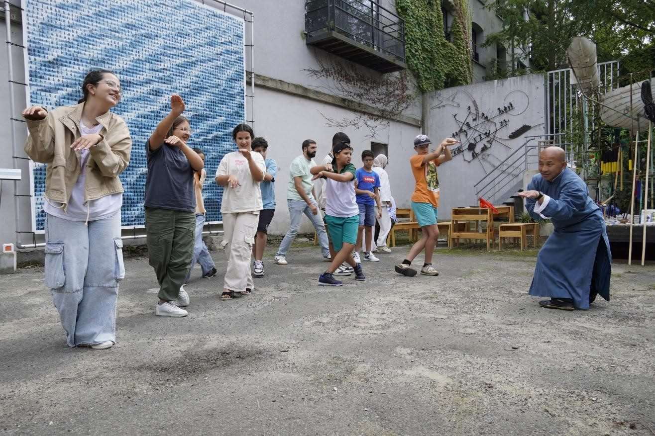 孩子們與魯汶大學(xué)武術(shù)老師，北少林長拳傳人羅師傅學(xué)習(xí)中國功夫。比利時維他命文化傳媒供圖