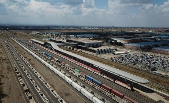 這是2023年9月在肯尼亞首都內(nèi)羅畢拍攝的蒙內(nèi)鐵路內(nèi)羅畢站（無人機照片）。新華社記者 韓旭 攝