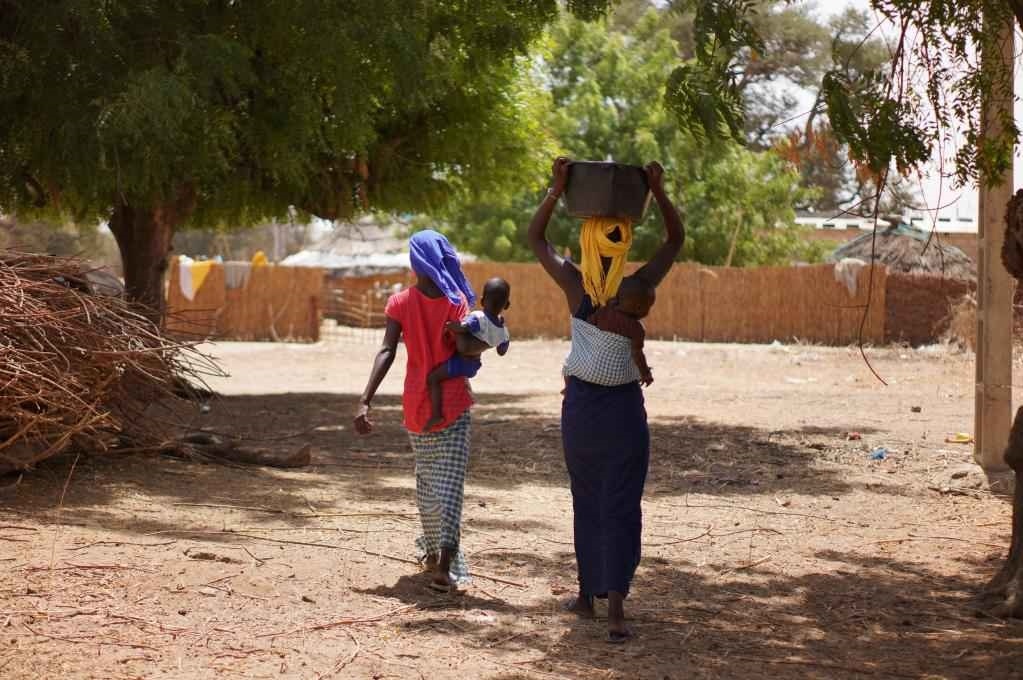 2023年3月20日，在塞內(nèi)加爾久爾貝勒區(qū)的泰內(nèi)富勒村，村民將取到的水運回家。新華社記者 王子正 攝