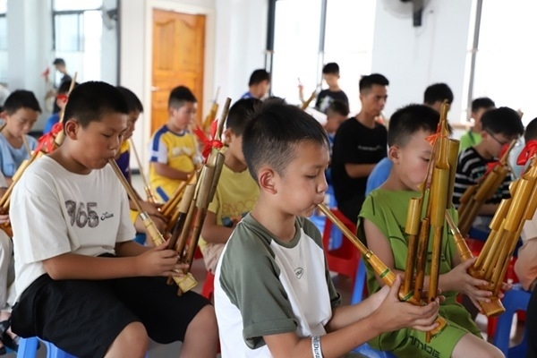 孩子們?cè)趯W(xué)吹蘆笙。融水縣文化館供圖