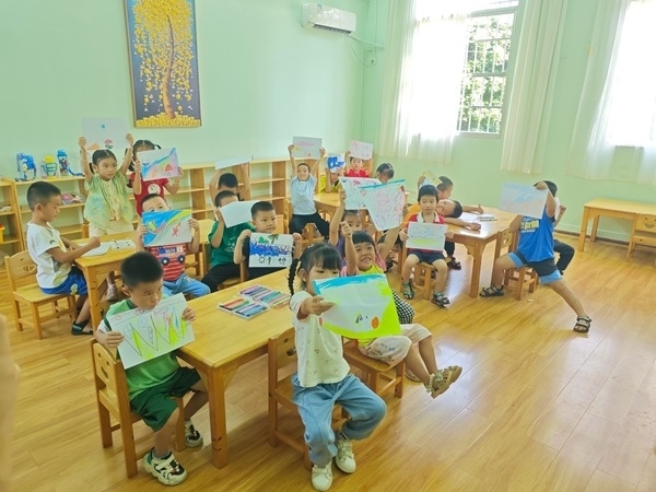 孩子們?cè)诠嫱泄馨嗌袭嫯嬚n。莫菲菲攝