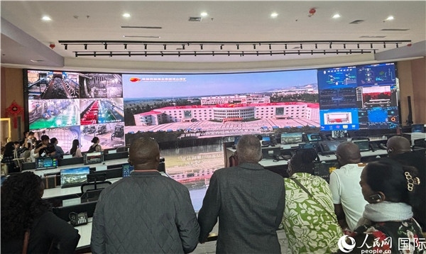 研討班一行在塔山煤礦參觀。人民網(wǎng) 曹欣悅攝